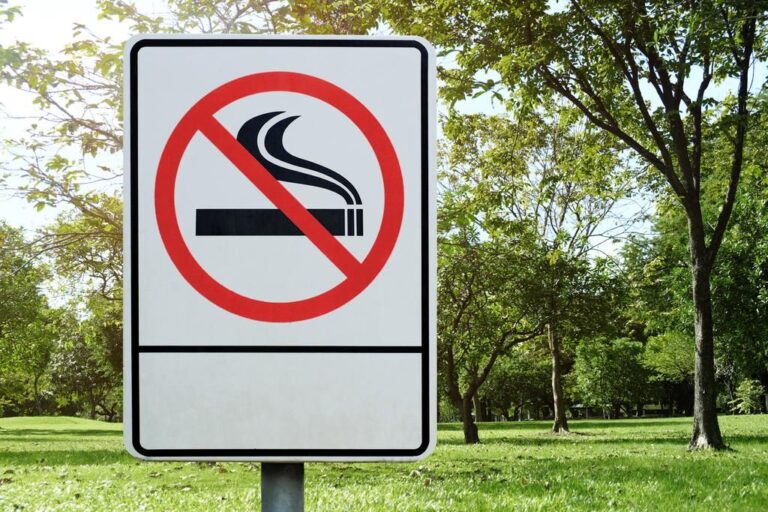 senal de no fumar en espacios publicos