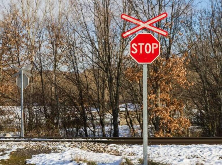 senales de trafico en calles de la ciudad