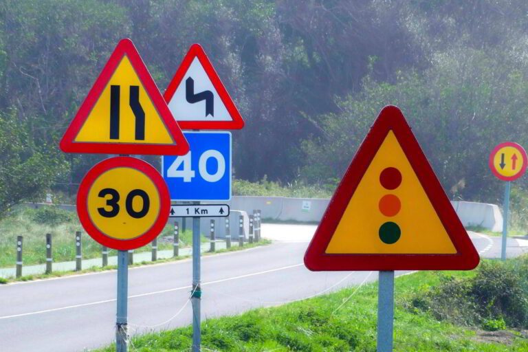 Qué necesitas saber sobre la educación vial para la clase D 27 senales de transito en una carretera