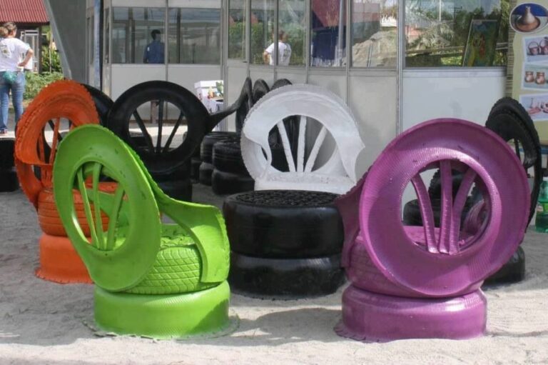 sillas coloridas hechas con llantas recicladas