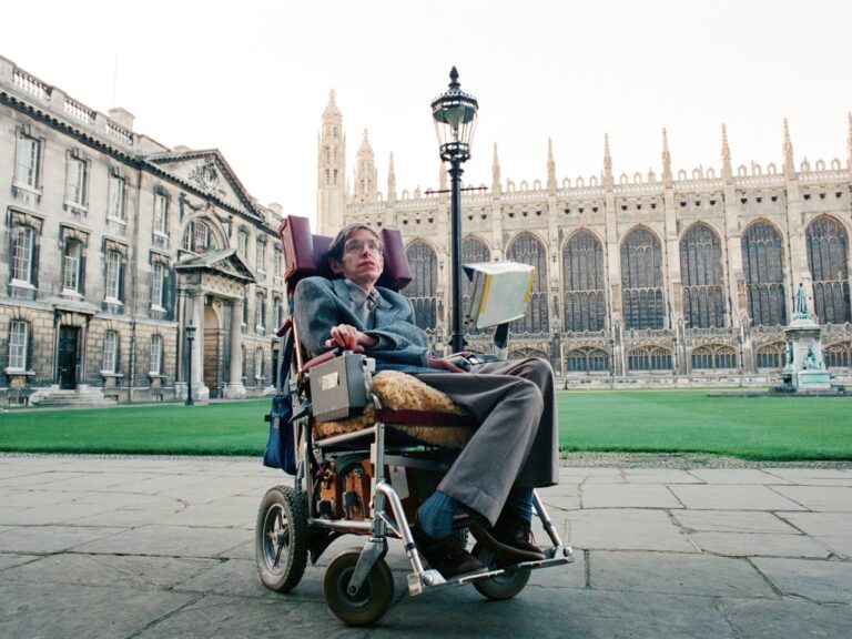 stephen hawking en su iconico sillon de ruedas