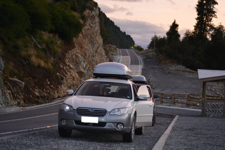 subaru legacy en carretera con paisaje