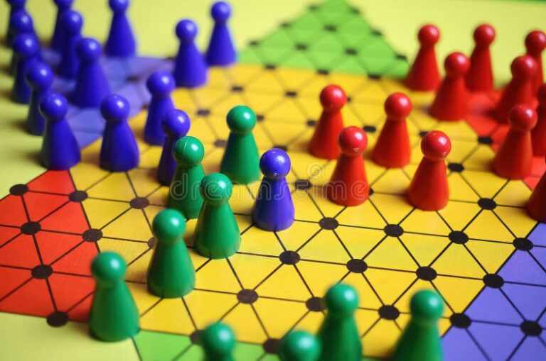 tablero de juego con fichas coloridas