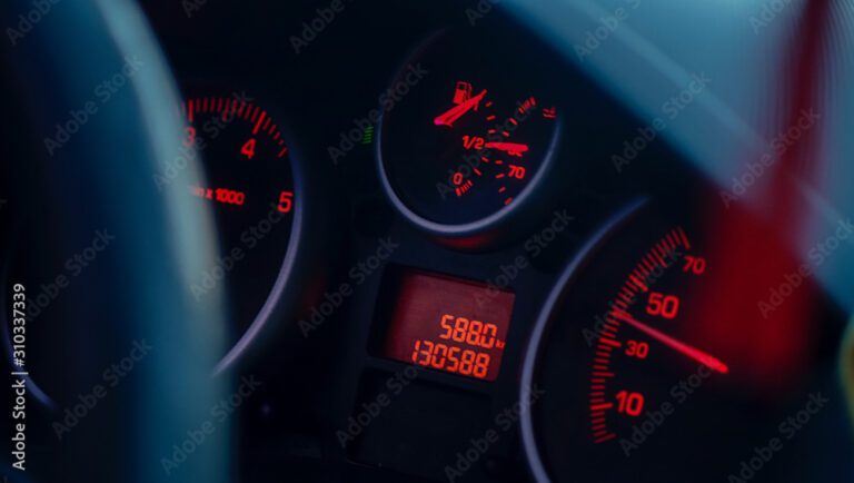 tanque de gasolina lleno en un automovil