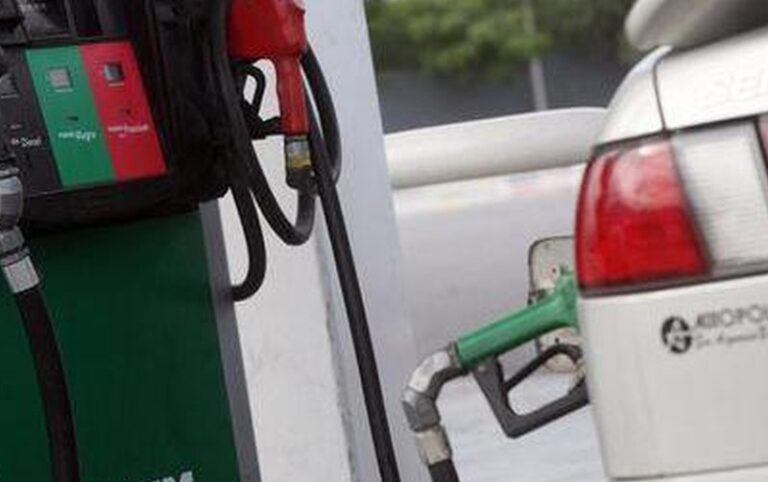 tanque de gasolina lleno en una estacion