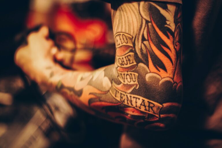 tatuajes en brazos de un oficial de policia