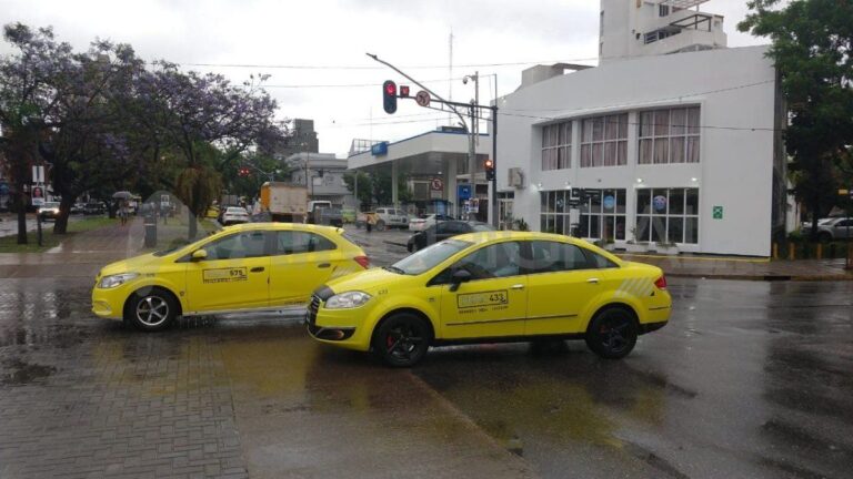taxi amarillo en una calle de santa fe