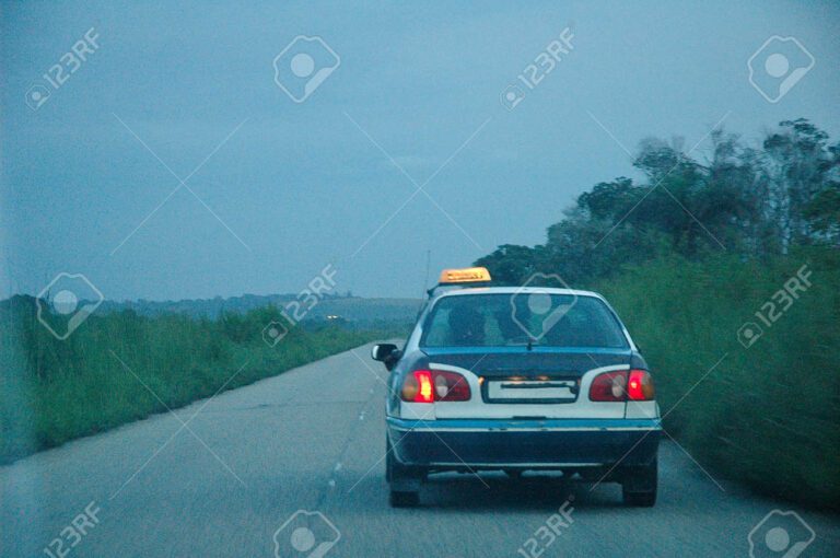 Cuántos años puede operar un taxi antes de ser dado de baja 30 taxi en la carretera al atardecer