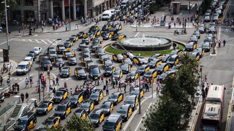 taxis en una calle desierta y tranquila