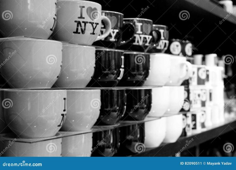 tazas blancas apiladas en un mercado