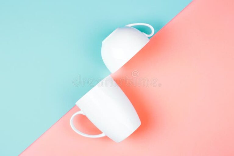 tazas blancas sobre fondo colorido