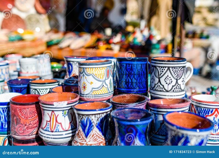 tazas de ceramica coloridas en grupo