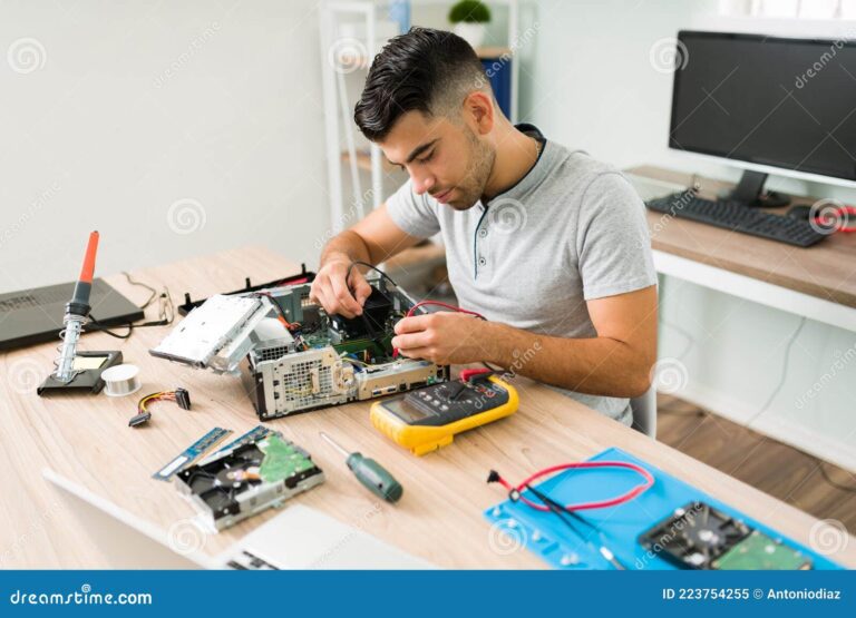 Cómo reparar una computadora dañada por pasar corriente 15 tecnico revisando computadora danada