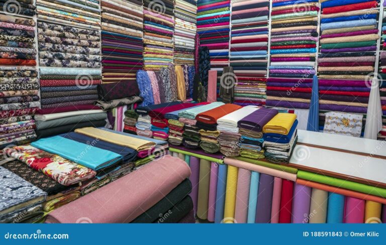 tejidos coloridos en un mercado textil
