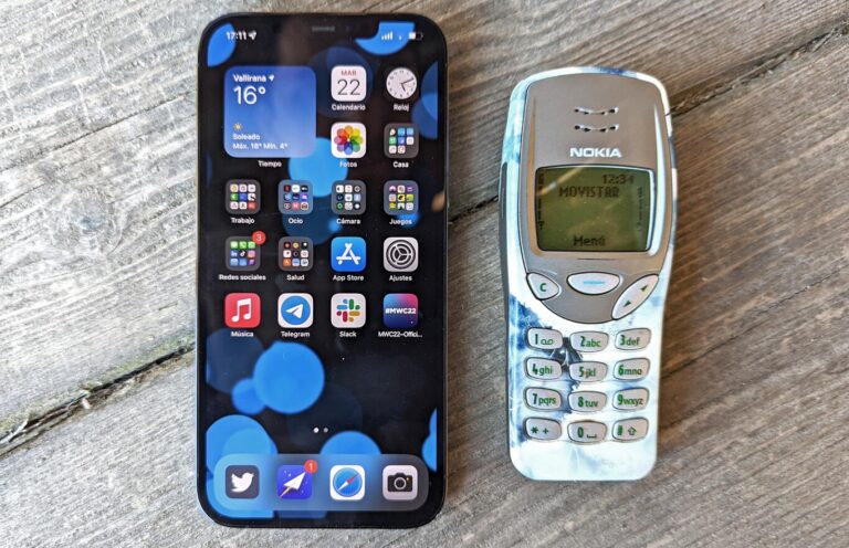telefono antiguo con mapas y notas