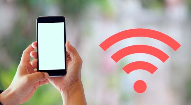 telefono movil con senal de conexion