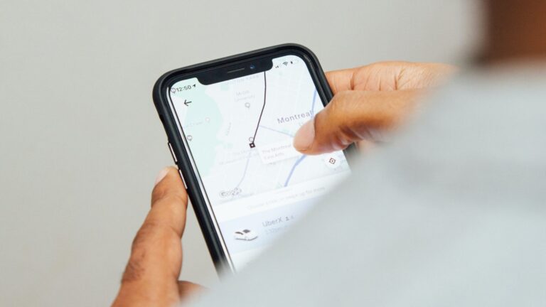 telefono movil mostrando una app de transito