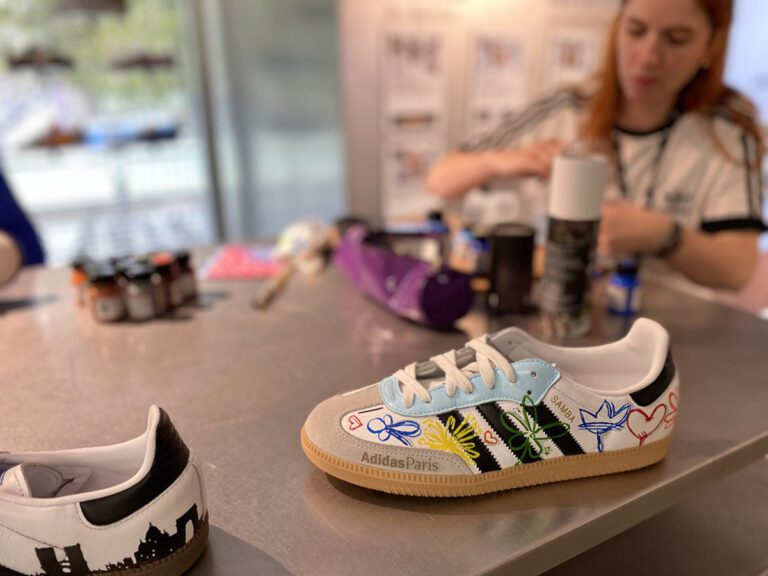 tenis adidas personalizados en una tienda