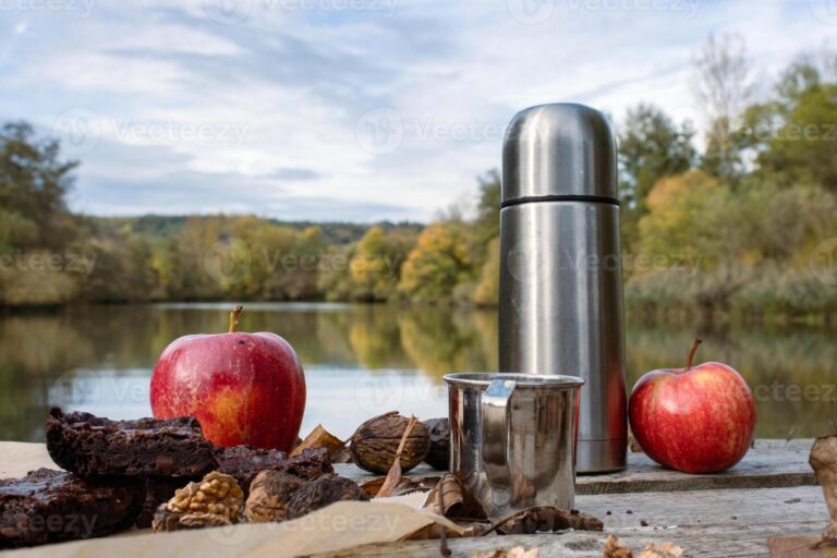 termo yeti con cafe humeante y naturaleza