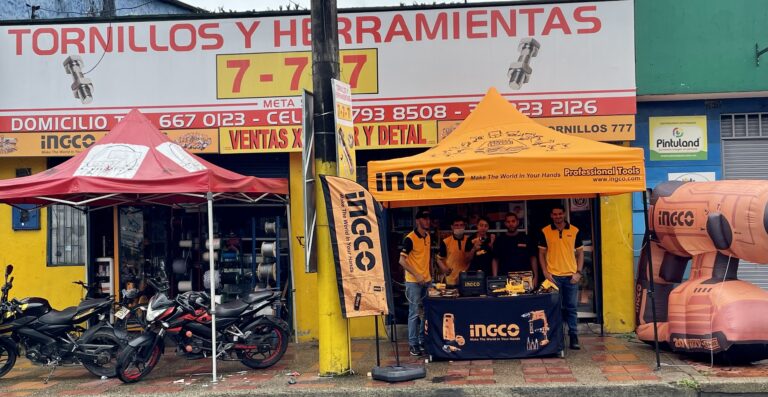 tienda de ferreteria con tornillos y herramientas