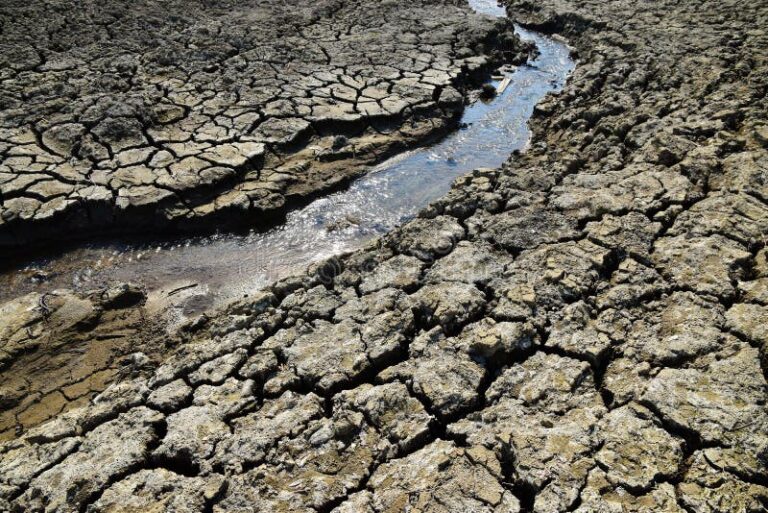 tierra arida y desolada sin agua