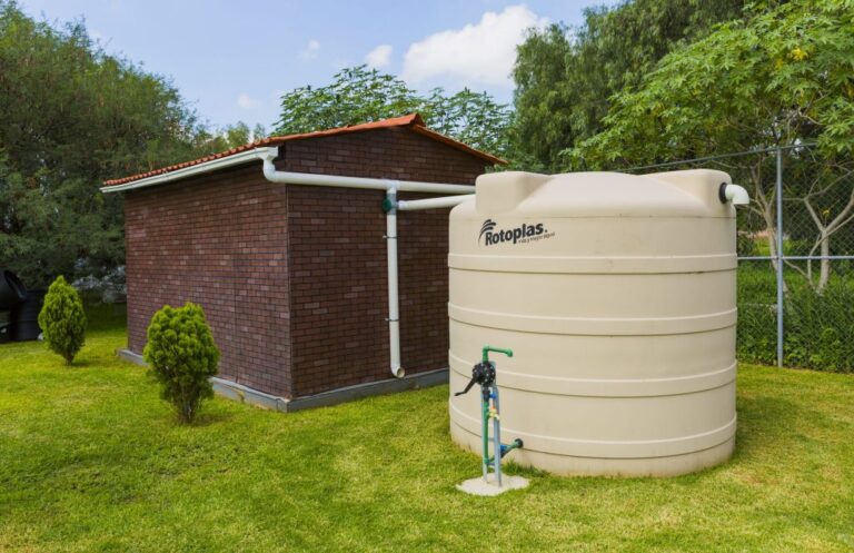 tinaco horizontal rotoplas en un jardin