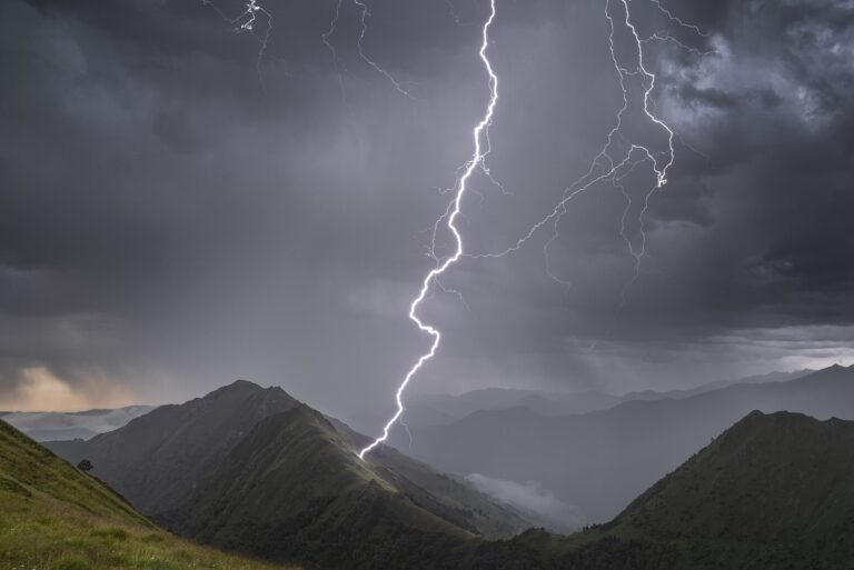 tormenta sobre un paisaje natural impresionante