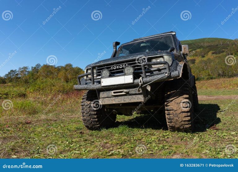 toyota land cruiser prado en paisaje montanoso