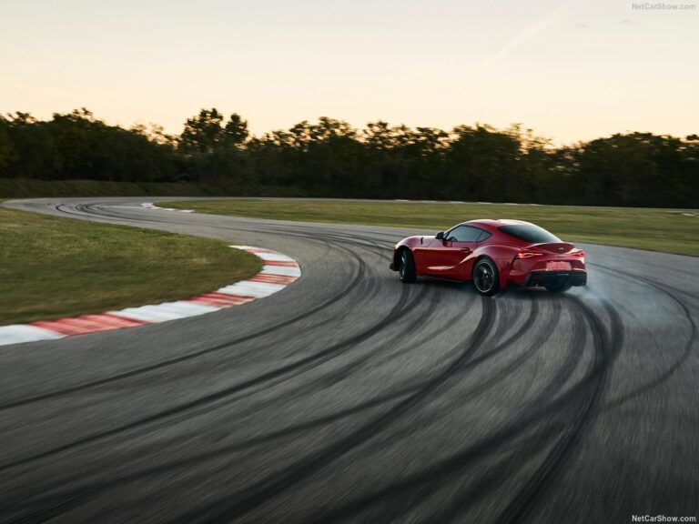 toyota supra en accion en una carrera