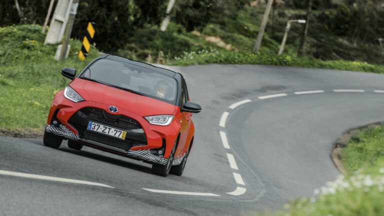 toyota yaris en carretera con paisaje
