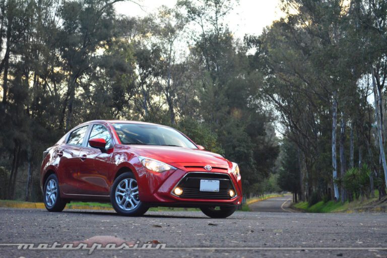 toyota yaris r en carretera con otros coches