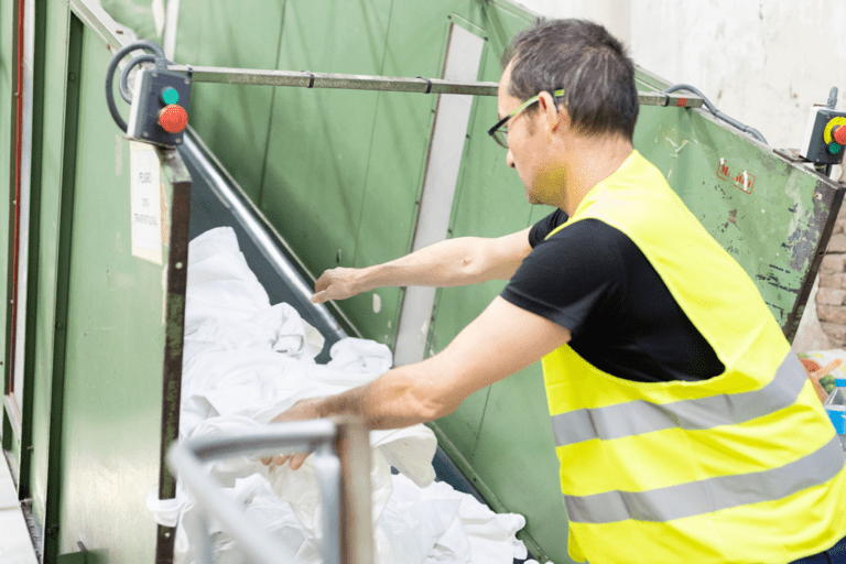 trabajadores colaborando en un ambiente textil