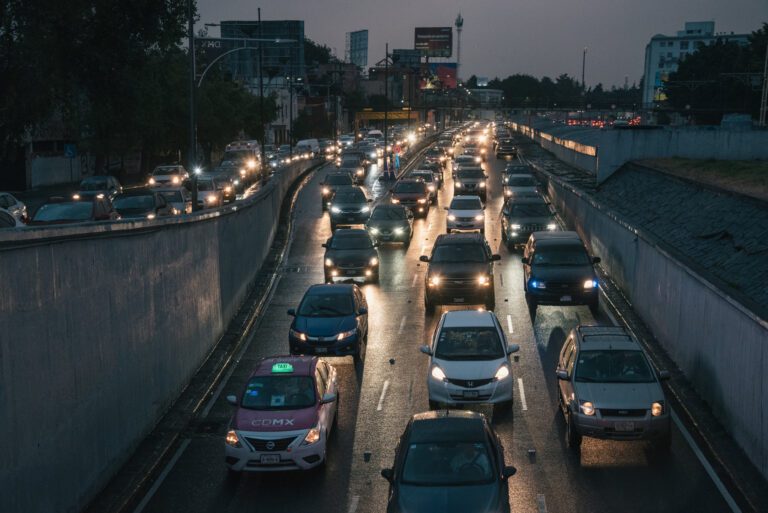 trafico de vehiculos en una carretera mexicana