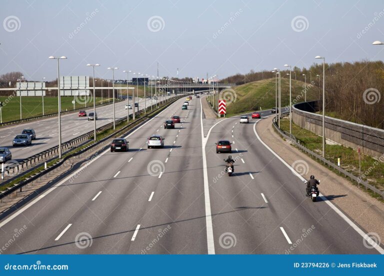 trafico ligero en una carretera vacia