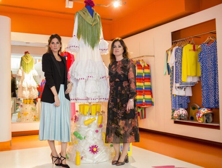 traje de papel reciclado en exposicion