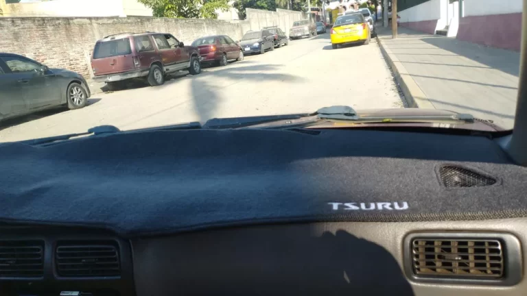 tsuru en carretera bajo un cielo azul