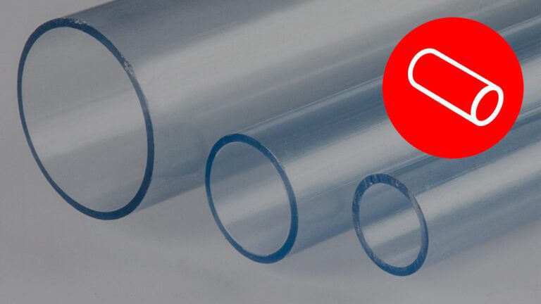 tubo de pvc transparente en estante de ferreteria