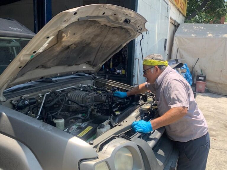un carro en un taller mecanico