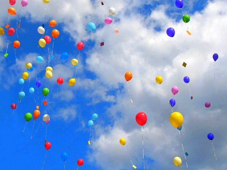 Qué es lo que sube pero nunca baja y por qué sucede esto 27 un globo colorido en el cielo
