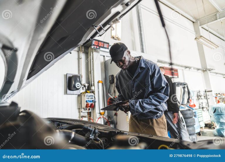 un mecanico revisando el motor de un auto