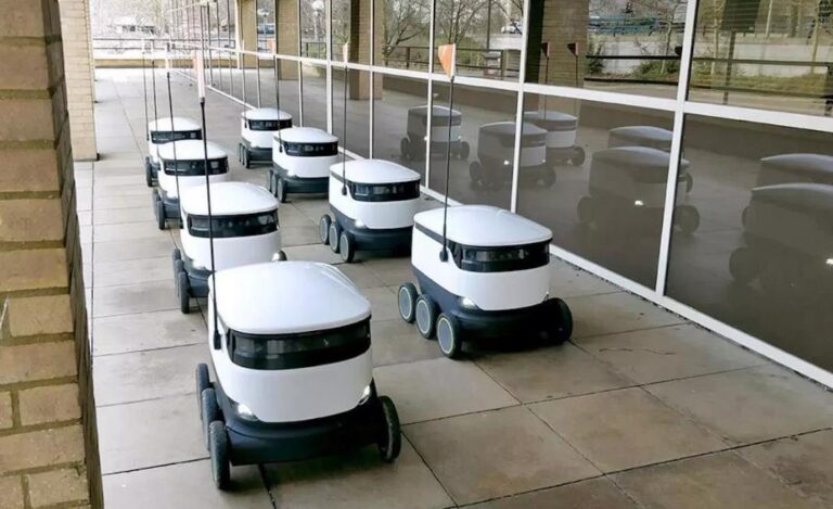 Qué es Grande Inteligente Paquetería y cómo puede ayudarte 29 un robot entregando paquetes en la ciudad