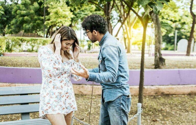 Cómo saber si es el momento de separarte de tu pareja 9 una pareja discutiendo en un parque