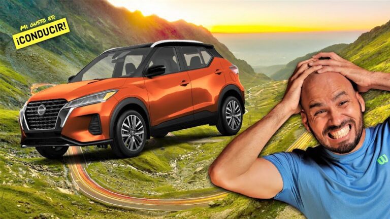 usuario conduciendo un nissan en carretera