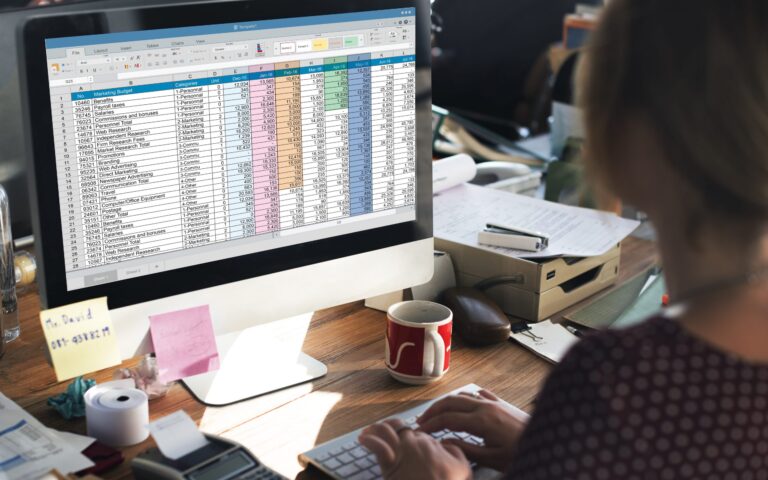 varias fichas de trabajo en un escritorio
