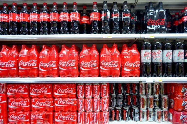 variedad de bebidas coca cola en estanteria