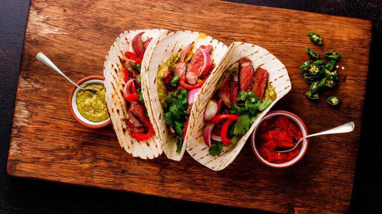 Qué tipo de taco eres según tu personalidad en este divertido test 8 variedad de tacos coloridos en un plato