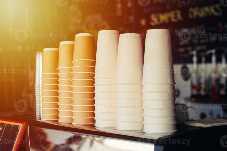 vasos de papel apilados en una mesa