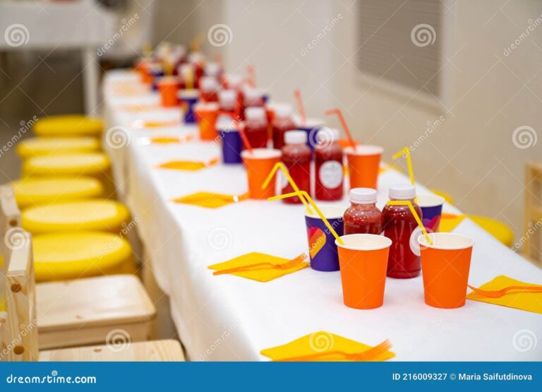 Dónde comprar vasos desechables para yogurt y cereal económicos 29 vasos desechables coloridos en una mesa
