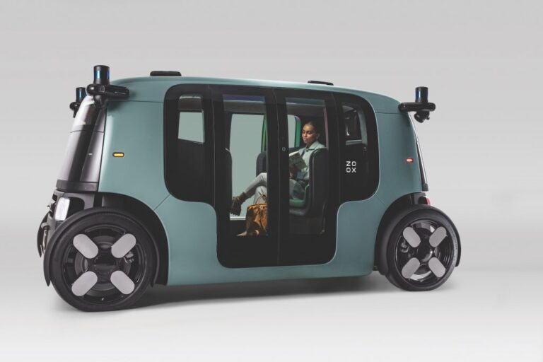 Cómo funciona Cabify para los conductores y qué requisitos se necesitan 25 vehiculo moderno esperando pasajeros urbanos