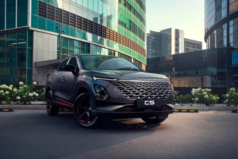 vehiculo suv elegante en una ciudad mexicana